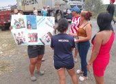 Con carteles, familiares de los jóvenes desaparecidos protestaron para exigir avances en la investigación de las autoridades sobre su paradero.