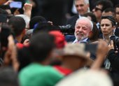 El presidente de Brasil, Luiz Inácio Lula da Silva (c), saluda este jueves, frente al Palacio del Planalto en Brasilia (Brasil).