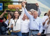 Foto del 30 de julio de 2024 de la líder opositora María Corina Machado junto al candidato presidencial Edmundo González Urrutia, durante un acto en Caracas (Venezuela).