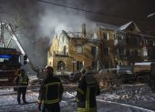 Los bomberos ucranianos tratan de sofocar un fuego causado por un ataque aéreo ruso en una zona residencial de Kiev, Ucrania este viernes.