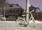 Una bicicleta cubierta de nieve está aparcada en las calles de Assen, en la provincia de Drenthe Países Bajos este viernes.