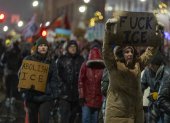 Una persona sostiene un cartel durante una manifestación en rechazo a los operativos del Servicio de Inmigración y Control de Aduanas (ICE) en Minneápolis (EEUU).