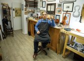 Francisco González, en su taller de arquetería, donde fabrica y arregla instrumentos musicales realizados con palo de Brasil, un material en peligro de extinción.