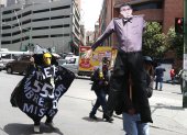 Una persona sostiene un muñeco con la imagen del presidente de Bolivia, Rodrigo Paz, durante una marcha este jueves en La Paz (Bolivia).