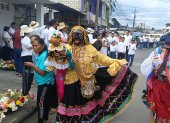 Festejo. El colorido desfile en Quinindé une a personajes populares de la cultura de la costa, sierra y oriente.