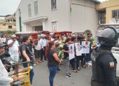 El sepelio de las cuatro víctimas se dio luego de que los féretros recorrieron las calles de la cabecera cantonal, entre el dolor de sus conocidos y el resguardo policial.