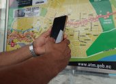 Ciudadanos buscan revisar en sus celulares las rutas de buses urbanos que transitan por el norte de Guayaquil.