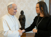 El papa León XIV recibe a la líder opositora venezolana y nobel de la paz María Corina Machado, este lunes en el Vaticano.