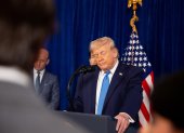 El presidente de EE.UU., Donald Trump, reacciona durante una conferencia de prensa en el Club Mar-a-Lago en Palm Beach, Florida, EE.UU.