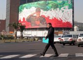 Una persona pasa junto a un cartel de la Guardia Revolucionaria Islámica de Irán (CGRI), Qasem Soleimani, en el centro de Teherán, Irán, el 6 de enero de 2026.