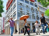 Referencial Los ciudadanos buscan taparse del sol en Guayaquil.