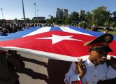Fotografía de archivo del 27 de octubre del 2022 que muestra a soldados llevando una bandera de Cuba durante un homenaje, en La Habana (Cuba).