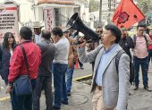 Plantón del Frente Popular en los exteriores del edificio administrativo del IESS, en el norte de Quito.