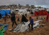Familias palestinas desplazadas inspeccionan sus tiendas de campaña destruidas en el norte de la ciudad de Gaza, el 9 de enero de 2026.