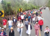 Tradición. Feligreses de Cangonamá y Catacocha acompañan con devoción la peregrinación de las dos vírgenes.