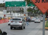 Cerca de la zona de los hospitales, hay peatones que prefieren lanzarse de forma "suicida" y no caminar al paso elevado que está a 300 metros.