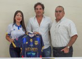 María Eliza Palma y Raúl Murillo de Astillero FC junto al entrenador Fabián Frías.