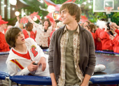 Matt Prokop (izquierda) junto a Zac Efron en una escena de High School Musical 3.