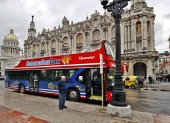Un conductor de un bus turístico espera la llegada de turistas este lunes, en La Habana (Cuba).