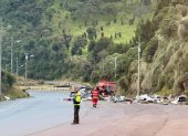 Personal de emergencia realiza limpieza de la calzada tras derrame de combustible en Tambo, Quijos.