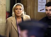 La líder del partido parlamentario Rassemblement National (RN), Marine Le Pen (L), llega al palacio de justicia de París en París, Francia, 13 de enero de 2026