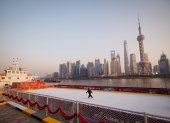 La gente patina en un barco de carga convertido en pista de patinaje sobre hielo en el río Huangpu en Shanghai, China, el 13 de enero de 2026.