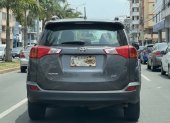 GENERADO POR IA. Algunos vehículos circulan con placas deterioradas por la ciudad.