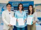 Marcela Aguiñaga en la firma del convenio junto a Wilson Cañizares, alcalde de Daule.