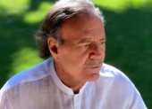 Aunque el cantante español Julio Iglesias no se ha pronunciado oficialmente, ha expresado sentirse preocupado por su imagen internacional.