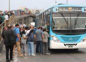 Personas hacen fila para subir a un bus este miércoles, 14 de enero de 2026, en Lima (Perú).