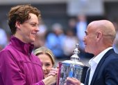 Jannik Sinner (I) recibiendo un premio de la leyenda, Andre Agassi (D).