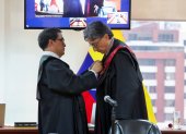 José Suing impuso la toga al nuevo presidente encargado de la Corte Nacional de Justicia, Marco Rodríguez.