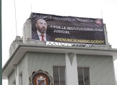 El Colegio de Abogados de Pichincha colocó en su sede, en Quito, una pancarta en la que "exige" la renuncia de Mario Godoy, a la presidencia del Consejo de la Judicatura.