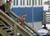 otografía que muestra integrantes de las Fuerzas Armadas de Dinamarca saliendo del Comando Ártico este jueves, en Nuuk (Groenlandia).