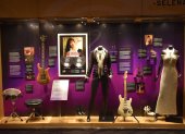 Fotografía que muestra vestidos e instrumentos pertenecientes a la difunta artista Selena Quintanilla durante la muestra titulada "Selena From Texas to the World".