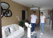 Un vendedor de casas explica las opciones de financiamiento para comprar una vivienda.