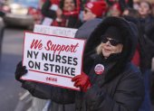Manifestantes protestan frente al Hospital Mount Sinai en Nueva York (EE.UU.).