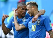 Douglas Costa junto a Neymar en la selección brasileña de fútbol.