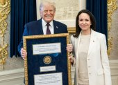 Foto muestra al presidente de Estados Unidos, Donald Trump, posando junto a la líder opositora venezolana María Corina Machado este jueves, en Washington (EE.UU).