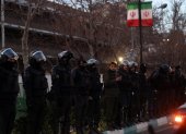 La policía antidisturbios iraní vigila mientras los estudiantes protestan frente a la embajada británica en Teherán, Irán, 14 de enero de 2026.