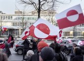Manifestantes protestan el 14 de enero de 2026, frente a la Embajada de Estados Unidos en Copenhague contra las ambiciones del presidente de EE.UU..