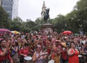 Personas participan en un desfile de una comparsa callejera este 4 de enero de 2026, en Río de Janeiro (Brasil).