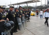 Integrantes de la Policía de Perú custodian una calle en Lima (Perú).