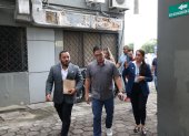 Otto Coello, síndico de Fedeguayas (i), tras la notificación del jueves pasado a la sede del COE, acompañado de Erwin Mantuano (d), administrador del órgano olímpico.