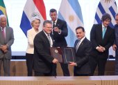 El Comisario de Comercio y Seguridad Económica; Relaciones Interinstitucionales y Transparencia de la Comisión Europea, Maroš Šefčovič (i) y el ministro de Relaciones Exteriores de Paraguay, Rubén Ramírez (d), posan con los documentos del acuerdo de libre comercio firmados entre la Unión Europea (UE) y los países del Mercosur este sábado, en Asunción (Paraguay). El Mercosur y la Unión Europea (UE) firmaron un histórico acuerdo de libre comercio que dará lugar a una de las mayores zonas integradas del mundo, con 720 millones de personas, tras 26 años de negociaciones. EFE/ Juan Pablo Pino