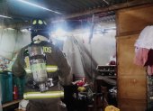 Personal del Cuerpo de Bomberos de Mejía atiende una emergencia por deflagración de gas GLP en una vivienda del sector Aloasí.