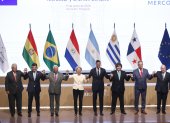 De izquierda a derecha, el presidente de Panamá, Raúl Mulino, el presidente de Bolivia, Rodrigo Paz, el jefe del Consejo Europeo, António Costa, la presidenta de la Comisión Europea, Ursula von der Leyen, el presidente de Paraguay, Santiago Peña, el presidente de Argentina, Javier Milei, el presidente de Uruguay, Yamandú Orsi y el ministro de Relaciones Exteriores de Brasil, Mauro Vieira, posan durante la firma del acuerdo de libre comercio entre la Unión Europea (UE) y los países del Mercosur este sábado, en Asunción (Paraguay). La firma del histórico acuerdo dará lugar a una de las mayores zonas integradas del mundo, con 720 millones de personas, tras 26 años de negociaciones. EE/ Juan Pablo Pino