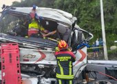 Personal de Bomberos liberó al conductor que quedó atrapado en la cabina del tanquero que transportaba leche.