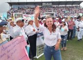Marcela Aguiñaga en el estadio Los Daulis, en un encuentro con productores agrícolas.