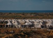 Los palestinos preparan un campamento para albergar a familias palestinas desplazadas en la zona de Netzarim, ubicada entre el sur de la ciudad de Gaza.